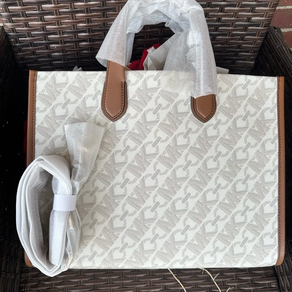 MK Gigi Signature Logo Canvas Tote Bag - Picture 5 of 7